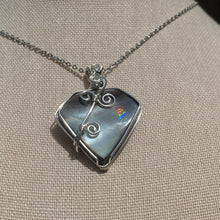 Load image into Gallery viewer, Tahitian Mother of Pearl Necklace