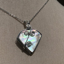 Load image into Gallery viewer, Tahitian Mother of Pearl Necklace