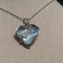 Load image into Gallery viewer, Tahitian Mother of Pearl Necklace