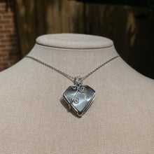 Load image into Gallery viewer, Tahitian Mother of Pearl Necklace