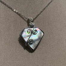 Load image into Gallery viewer, Tahitian Mother of Pearl Necklace