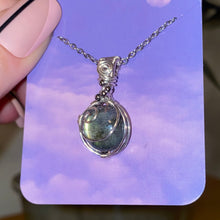 Charger l'image dans la galerie, Swirly Green Labradorite Necklace
