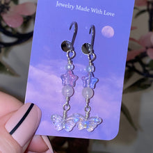 Cargar imagen en el visor de la galería, Pendientes de estrella violeta y mariposa transparente 
